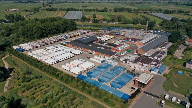 Terrein van Kleyn met trucks, trailers en vans